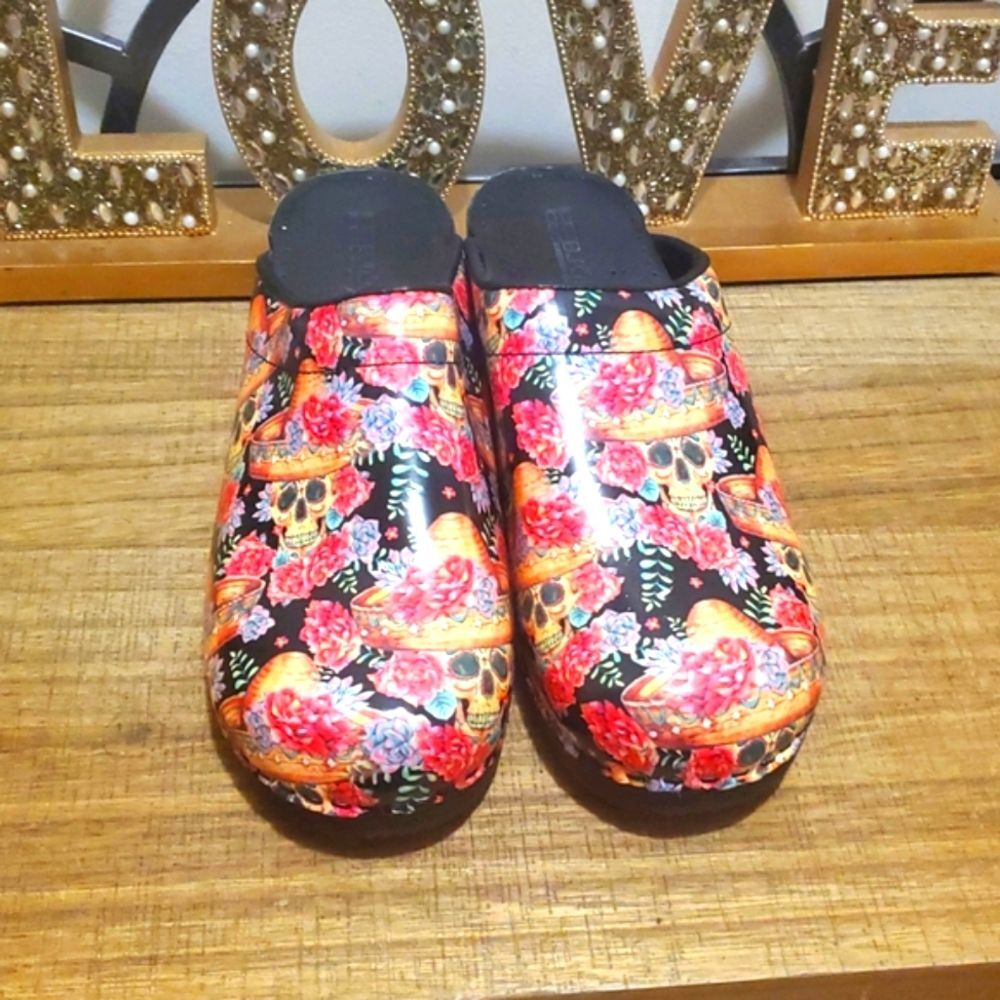 BJORK Swedish Vera Sugar Skull Patent Limited Clog Sz 38 /7.5 Comfort Slip-On